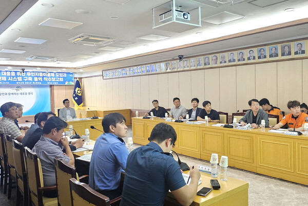 21일 영덕군이 ‘산불 감시 및 대응을 위한 무인 자율 이동체 도입과 AI 드론 관제 시스템 구축 용역 착수보고회를 개최하고 있다.ⓒ영덕군 