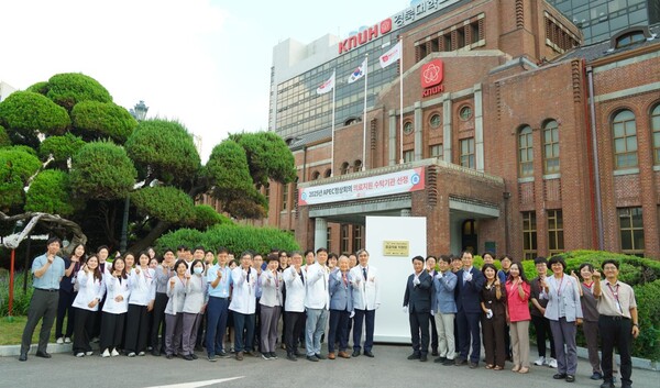 지난 22일 현판식에는 김상철 APEC 준비지원단장, 양동헌 경북대학교병원장, 외교부 APEC 준비기획단 관계자와 병원 주요 보직자들이 참석해 의료안전망 구축을 위한 협력 의지를 다지고 있다.ⓒ경북도