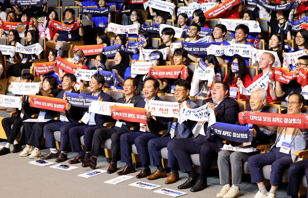 25일 (앞줄 중앙)김학홍 경북도 행정부지사, 최병준·배진석 경북도의회 부의장이 모의 APEC 정상회의에서 37개국에서 온 250여 명의 유학생들을 응원하고 있다.ⓒ경북도
