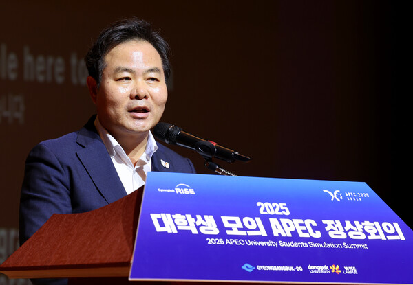 25일 김학홍 경북도 행정부지사가 모의 APEC 정상회의에서 37개국에서 온 250여 명의 유학생들을 격려하고 있다.ⓒ경북도