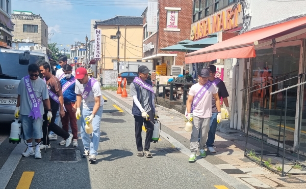 김해외국인근로자 봉사단이 동상동 외국인거리에서 소독 작업을 하는 모습. 사진/김해시