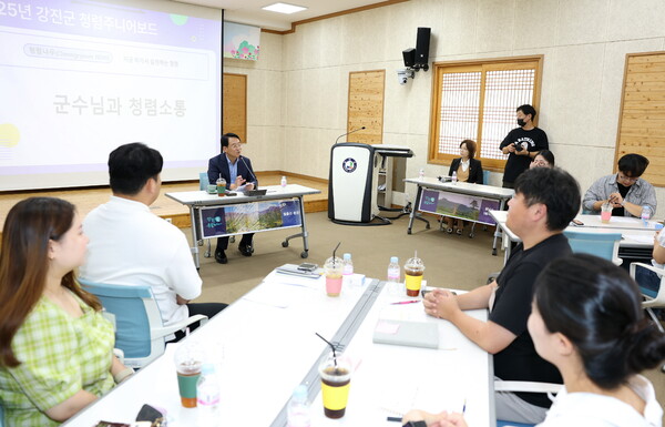 강진원 군수와 MZ 직원들이 ‘청렴’을 주제로 솔직한 대화를 나나고 있다. 사진 / 강진군청