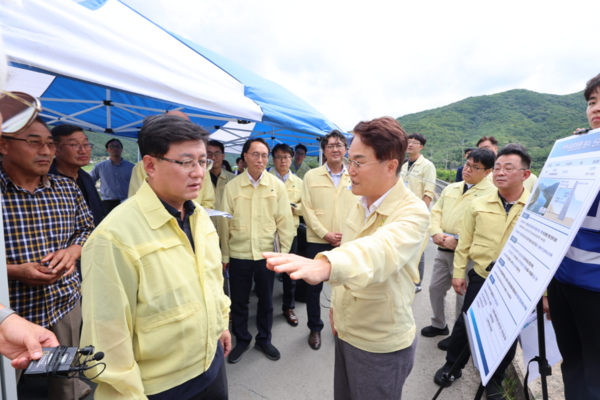 왼쪽) 김성환 환경부 장관에게 (오른쪽)김하수 청도군수가 댐 건설의 필요성에 대한 의견을 제시하고 있다. ⓒ청도군