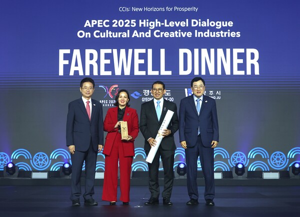 27일 (좌측부터) 이철우 경북도지사, 카롤리나 아레돈도 칠레 문화예술부장관, 파들리존 인도네시아 문화부장관,  주낙영 경주시장이 문화산업고위급대화 환송만찬에서 기념 촬영을 하고 있다.ⓒ경북도