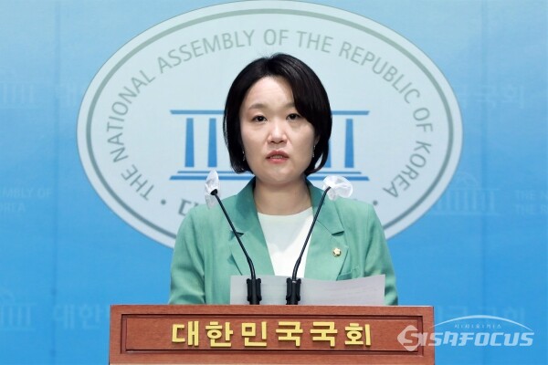 더불어민주당 이소영 의원이 과거 국회 소통관에서 브리핑을 하고 있는 모습. 사진 / 오훈 기자