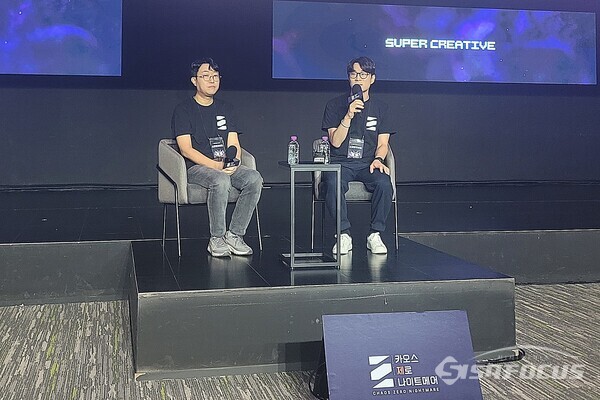 김형석 슈퍼크리에이티브 PD(왼쪽)와 김주형 스마일게이트 사업실장이 기자들의 질문에 답변하고 있다. [사진 / 임솔 기자]