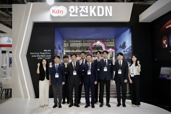 박상영 한전KDN 사장(앞줄 가운데)이 '2025 기후산업국제박람회' KDN 전시관에서 직원들과 기념촬영을 하고 있다. ⓒ한전KDN