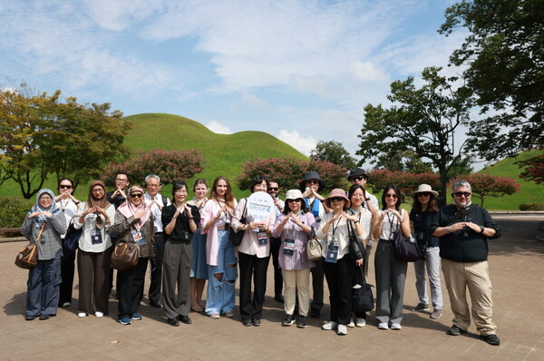 28일 2025 APEC 문화산업고위급대화 참가 대표단들이 경주의 역사문화 관광 프로그램에 높은 만족도를 보이고 있다.ⓒ경북도 