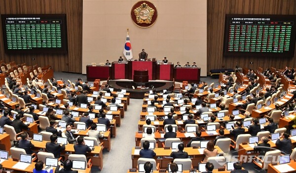 국회의원들이  국회 본회의장에서 회의를 진행하고 있는 모습. 시사포커스DB