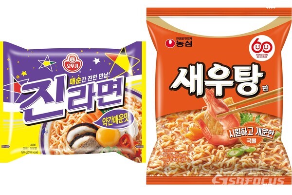 라면업계가 한정판 출시 후 소비자 반응을 반영해 정식 출시 전략을 펼치고 있다. 오뚜기 진라면 약간 매운 맛(사진 좌), 농심 새우탕면이 이달 출시한다. ⓒ시사포커스DB