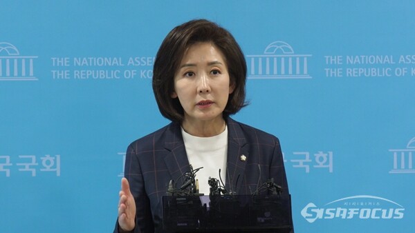 나경원 국민의힘 의원이 30일 오후 국회 소통관에서 김문수 후보 지지 선언 기자회견 뒤 백브리핑을 하고 있다. 사진 / 김경민 기자