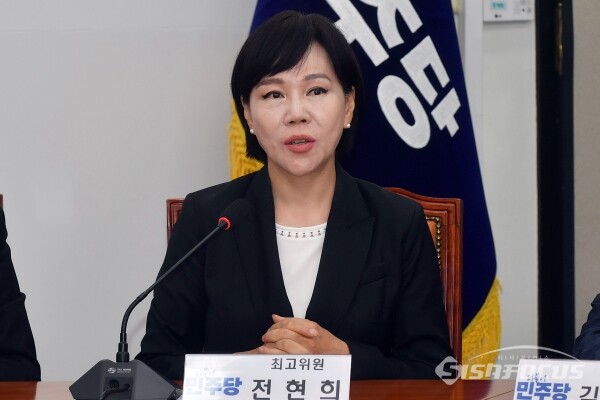 18일 전현희 민주당 의원이 발언을 하고 있다.