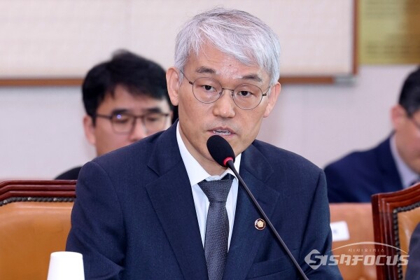 14일 천대엽 법원행정처장이 의원의 질의에 답하고 있다.