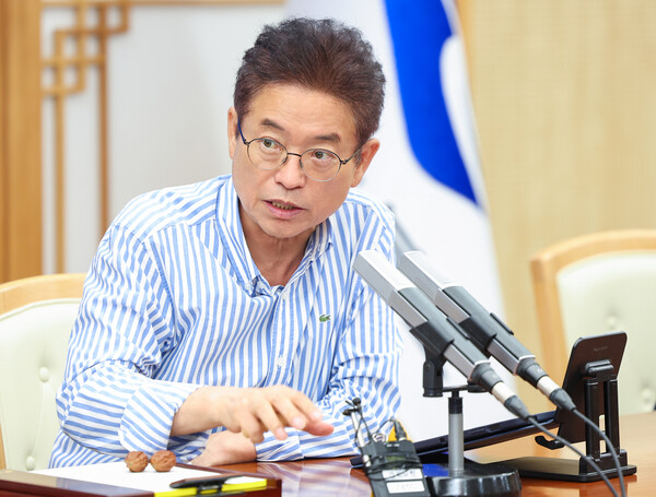 2일 이철우 경북도지사가 도청에서 열린 ‘저출생과 전쟁 혁신 대책 회의’에서 실·국장, 공공기관장, 연구기관장들과 함께 인구 위기 대응 방안을 집중 논의하고 있다.ⓒ경북도