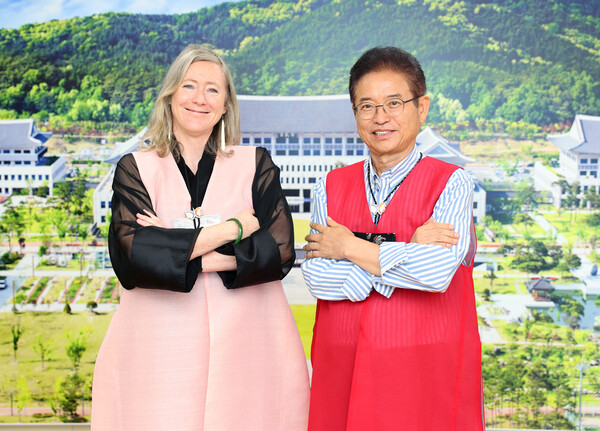 2일 이철우 경북도지사가 도청에서 돈 베넷 주한 뉴질랜드 대사와 APEC 정상회의 성공적 개최를 위한 협력 방안을  논의하고 기념 촬영을 하고 있다.ⓒ경북도