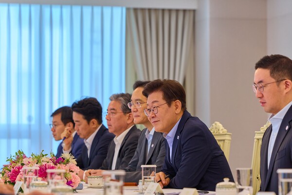 이 대통령은  2일 노조법 개정안을 국무회의에서 심의·의결했다. 사진은 지난달 20일 이재명 대통령이 경제단체와 기업인을 초청해 한미정상회담 경제분야 관련 논의 사진. ⓒ대통령실