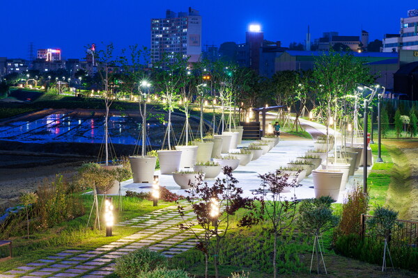 폐철도 부지에 맨발길, 지압로, 정원, 바닥분수 등을 갖춘 ‘옛 기찻길 문화공원’ 야경.ⓒ예천군