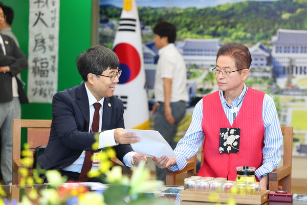 3일 이철우 경북도지사가 도청 접견실에서 중국 현지 방송매체와 인터뷰를 진행하고 있다.ⓒ경북도