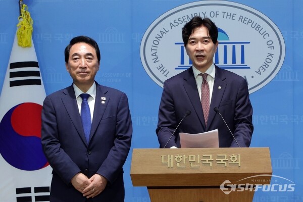 8일 박성훈 수석대변인과 박수현 수석대변인이 브리핑을 하고 있다. [사진 / 오훈 기자]