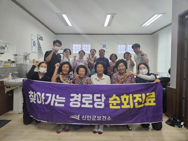 신안군이 기록적인 폭염이 이어지는 가운데 의료 시설이 부재한 도서 지역 주민들의 건강을 보호하기 위해 ‘무의 낙도 순회 진료’에 나섰다. 사진 / 신안군청