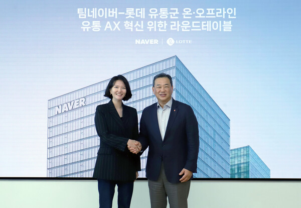 네이버와 롯데유통군이 지난 5일 경기도 성남시 네이버 1784에서  온오프라인 유통 AX 혁신을 위한 라운드테이블을 진행했다. 사진은 최수연 네이버 대표(좌)와 김상현(우) 롯데 유통군 총괄대표 부회장. ⓒ네이버