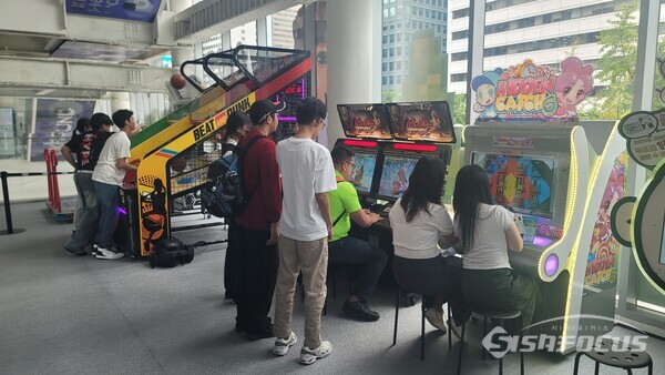 관람객들이 '아케이드 게임존'에서 친구와 대결을 펼치고 있다. [사진 / 임솔 기자]