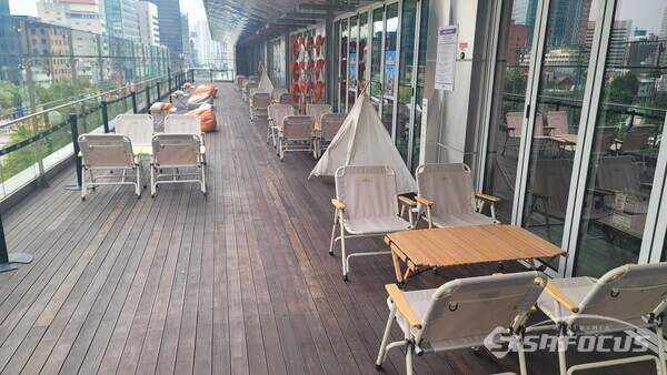 5층 외부에는 보드게임을 즐길 수 있는 공간이 마련돼있다. [사진 / 임솔 기자]