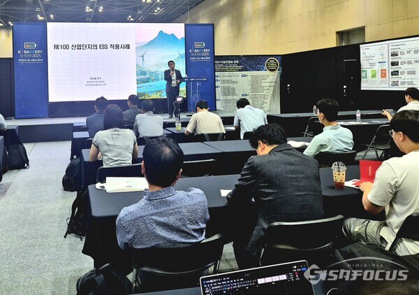 경기도 고양시 킨텍스 케이배터리쇼 2025에서 진행된 컨퍼런스 중 이순형 동신대 전기공학과 교수가 ESS시장 성장 에 대해 설명하고 있다. (사진 / 강민 기자)