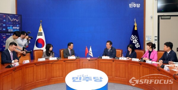 11일 다이빙 주한중국대사와 정청래 대표가 대화하고 있다.(1) [사진 / 오훈 기자]