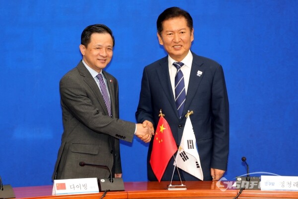 11일 다이빙 주한중국대사와 정청래 대표가 악수하고 있다.(2) [사진 / 오훈 기자]