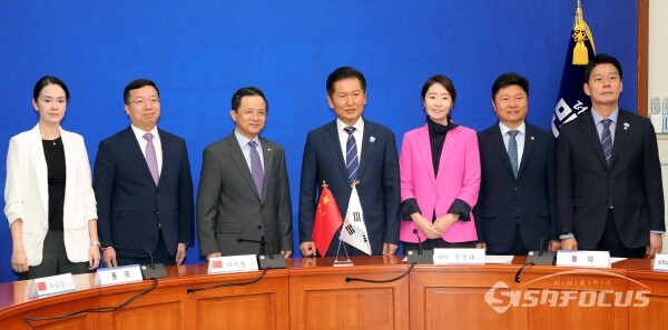 11일 다이빙 주한중국대사와 정청래 대표가 기념촬영을 하고 있다.(3) [사진 / 오훈 기자]