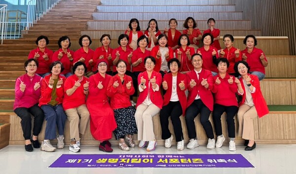 생명지킴이 활동을 위해 압해읍여성단체협의회 회원에게 ‘생명지킴이 서포터즈 위촉식’을 실시했다. 사진/신안군청