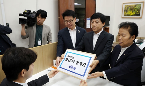 이성윤(가운데) 더불어민주당 법률위원장이 12일 오전 서울 여의도 국회 의안과에서 임호선 수석사무부총장, 문정복 조직부총장과 함께 송언석 국민의힘 원내대표 징계안을 제출하고 있다. ⓒ뉴시스