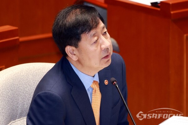 25일 구윤철 경제부총리가 의원의 질의에 답하고 있다.