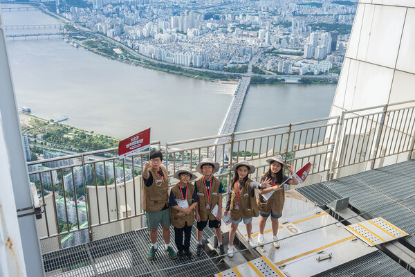 ‘123 과학 탐험대’ 참여 학생들이 롯데월드타워 최상층 랜턴부에서 기념사진을 촬영하고 있다. ⓒ롯데물산