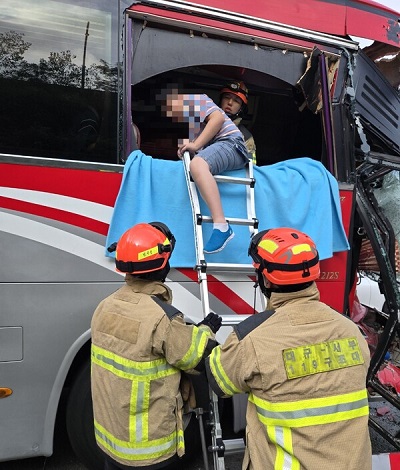 현장학습에 나선 초등학생들을 태운 버스 3대와 승용차 1대가 잇따라 부딪히는 4중 추돌 사고가 발생해 소방대원이 학생들을 구출하고 있다.ⓒ대구소방안전본부