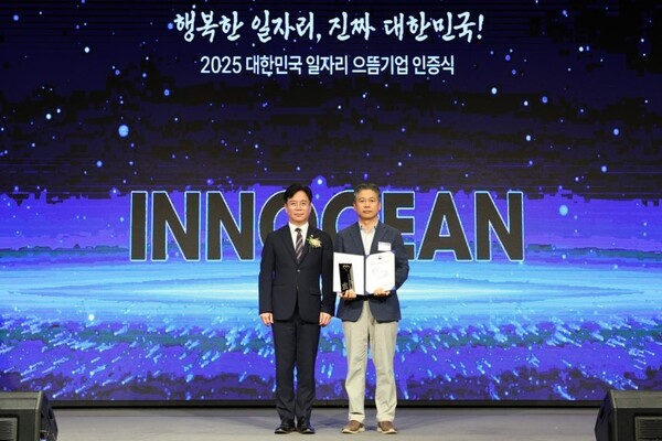 박진(오른쪽) 이노션 경영지원실장 전무가 ‘2025 대한민국 일자리 으뜸기업’ 인증식에서 김영훈 고용노동부 장관과 기념 촬영하고 있다 ⓒ이노션