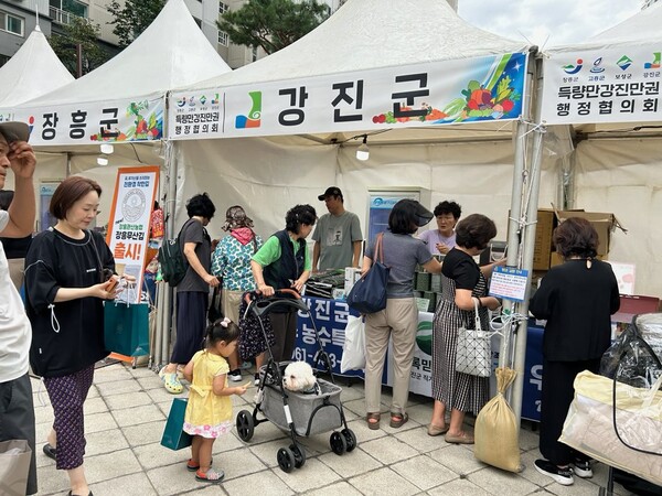 득량만강진만권 행정협의회 4개군(강진, 장흥, 보성, 고흥) 합동 직거래장터. 사진/강진군청