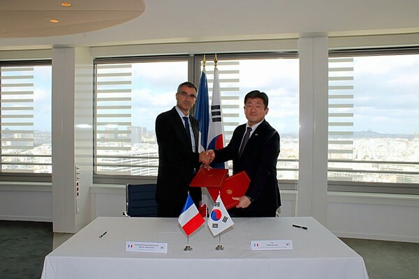 프랑스 파리 병기본부에서 '국방우주전력 협력 약정서'를 체결 후, 정규헌(오른쪽) 방사청 미래전력사업본부장과 가엘 디아즈 드 투에스타병기총국장이 기념촬영을 하고 있다 ⓒ방사청