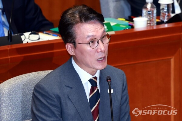 25일 김민석 국무총리 질의에 답하고 있다.