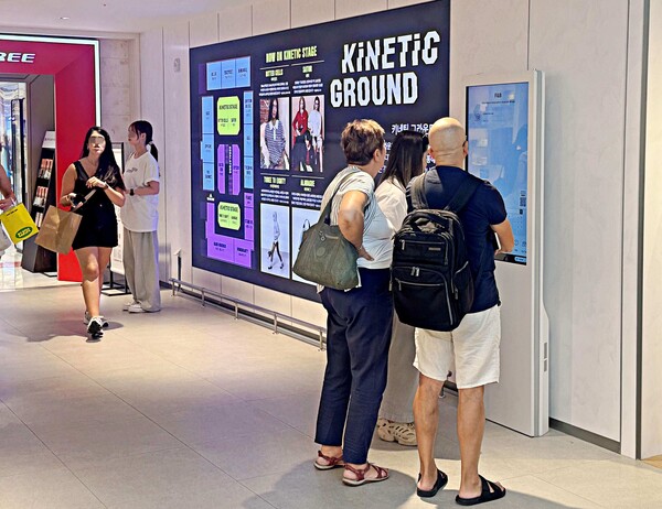 ﻿지난 7월 오픈 이후 중국 고객에게 뜨거운 반응을 끌어내고 있는 롯데백화점 본점 9층 K-패션 플랫폼 '키네틱그라운드'에서 쇼핑맵을 보는 외국인 모습ⓒ롯데쇼핑