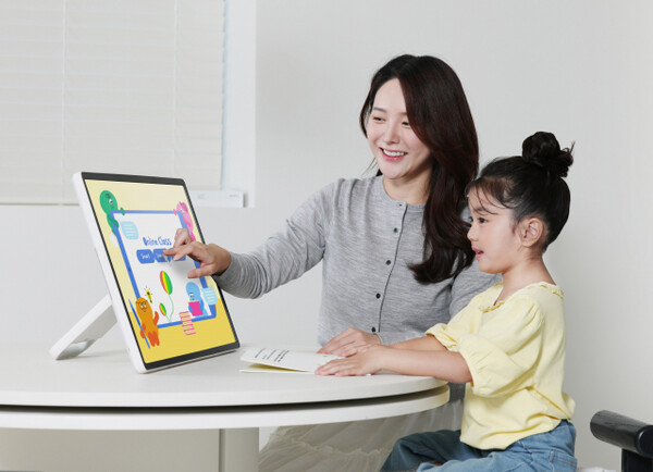 삼성전자 모델이 화면과 스탠드를 분리해 자유롭고 간편하게 사용할 수 있는 무선 이동형 스크린 ‘더 무빙스타일’을 체험하고 있다 ⓒ삼성전자