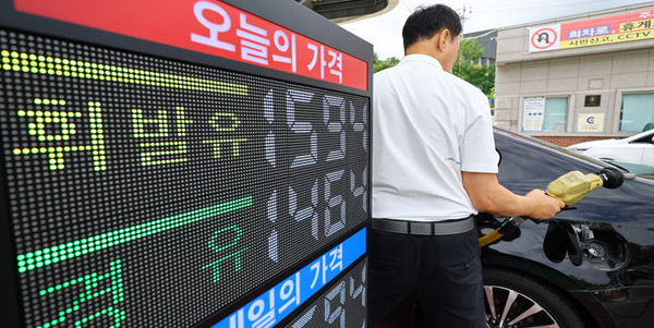 주유소에서 주유하고 있는 모습 ⓒ뉴시스