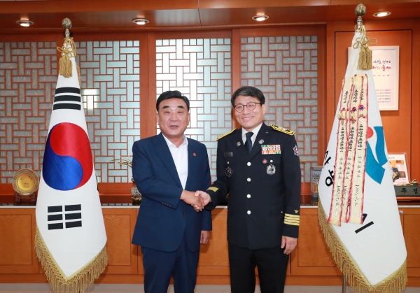 신임 홍장표 울산소방본부장(우)이 시장실을 방문해 김두겸 울산시장(좌)과 인사를 나누는 모습. 사진 / 울산시