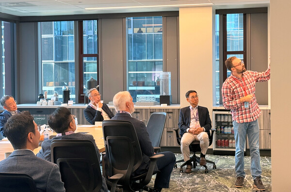 박지원 두산그룹 부회장과 경영진이 현지시각 22일, 미국 시애틀 아마존 본사를 방문해 담당자로부터 AI 기반 혁신사례와 기술에 대해 듣고 있다.ⓒ두산