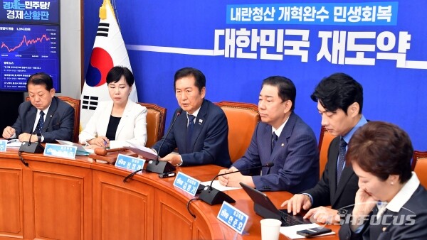 정청래 대표를 비롯한 더불어민주당 지도부가 24일 국회에서 최고위원회의를 진행하고 있다. 사진 / 오훈 기자