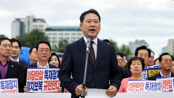 국민의힘 장동혁 대표가 지난 12일 용산 대통령실 앞에서 열린 야당탄압 독재정치 규탄 집회에서 발언을 하고 있다. 사진 / 오훈 기자