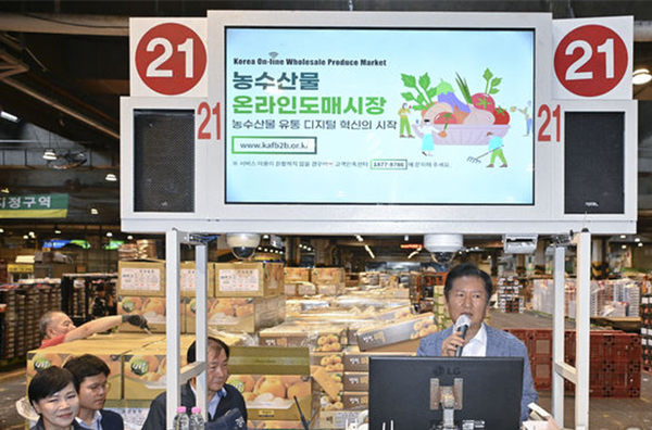 정청래 더불어민주당 대표가 25일 추석맞이 물가점검을 위해 서울 송파구 가락동 농수산물도매시장을 찾아 경매대에 올라 인사말을 하고 있다. ⓒ뉴시스