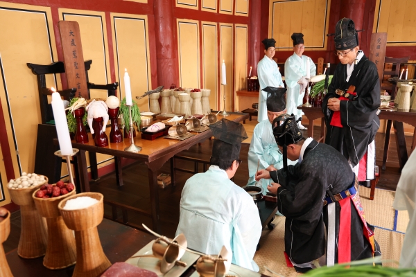 김해향교 문묘추계석전에서 홍태용 김해시장이 초헌관으로 예를 올리는 모습. 사진 / 김해시