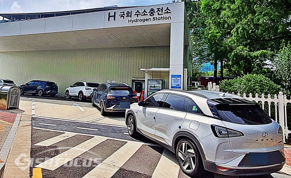 사진은 국회에 설치된 수소충전소에 수소전기차들이 수소충전을 위해 길게 줄을 서있는 모습. (사진 / 강민 기자)